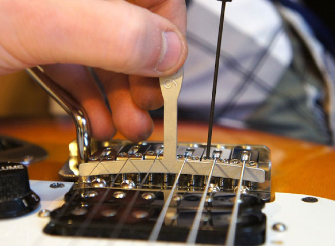 adjusting-stratocaster-saddles-radius-gauge-allen-wrench