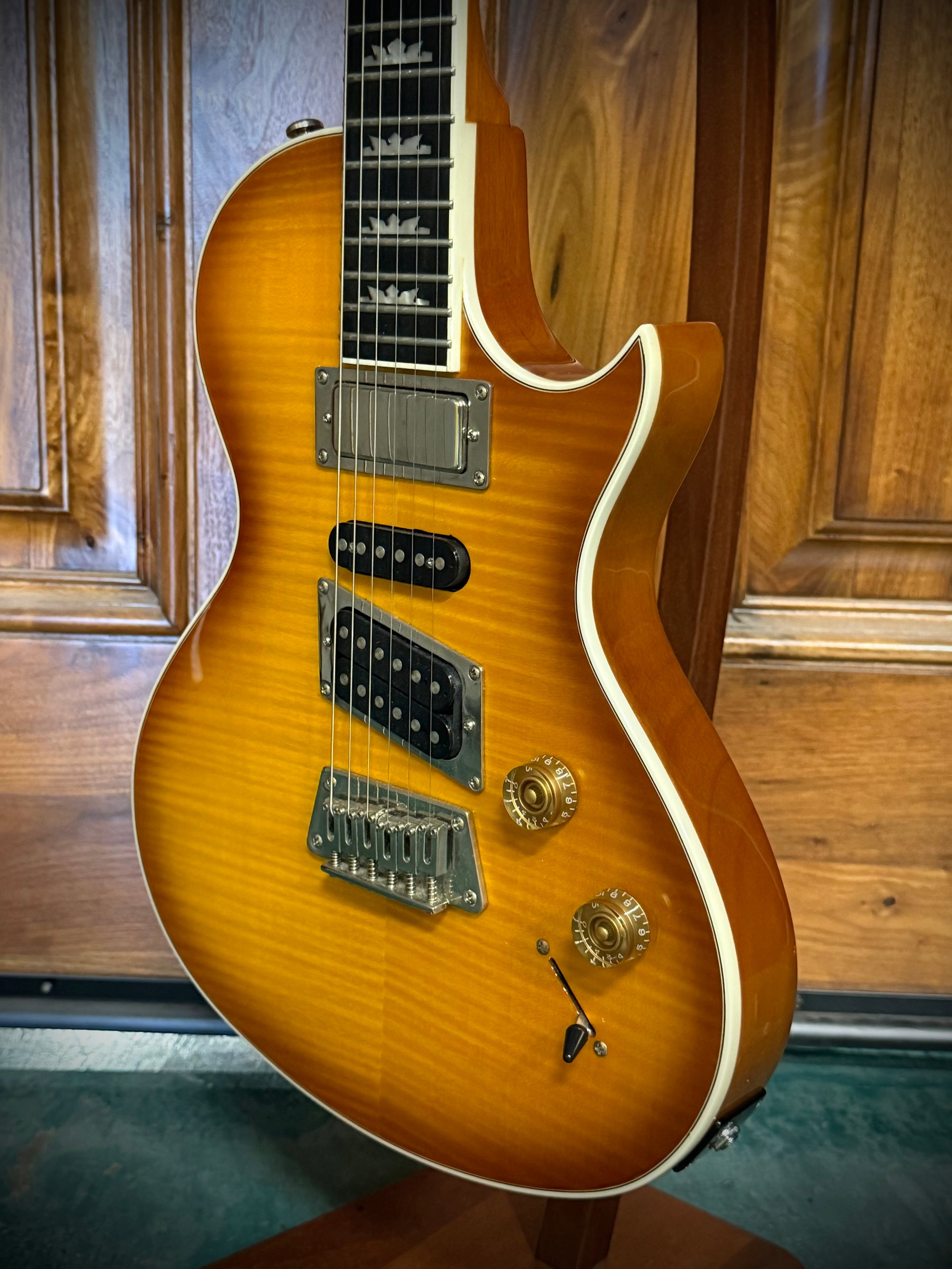 Epiphone Nighthawk Custom Reissue 2011 - Honeyburst - 7lbs