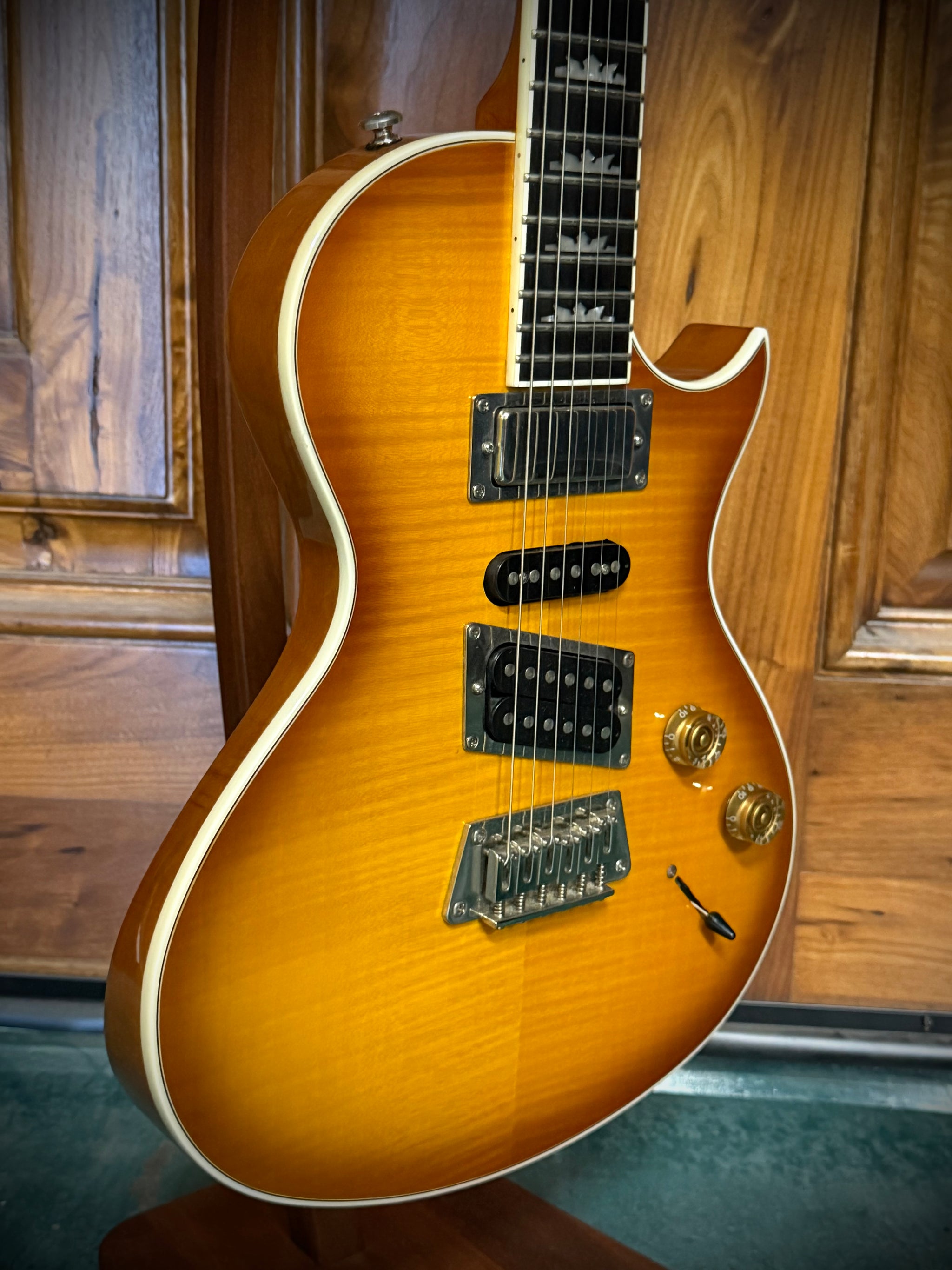 Epiphone Nighthawk Custom Reissue 2011 - Honeyburst - 7lbs