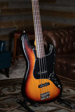 Load image into Gallery viewer, 2001 Fender American Series Jazz Bass Fretless Sunburst (VIDEO DEMO)
