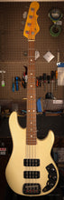 Load image into Gallery viewer, G&amp;L L-2000 Bass 1983 Vintage White
