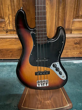 Load image into Gallery viewer, 2001 Fender American Series Jazz Bass Fretless Sunburst (VIDEO DEMO)
