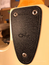 Load image into Gallery viewer, G&amp;L L-2000 Bass 1983 Vintage White
