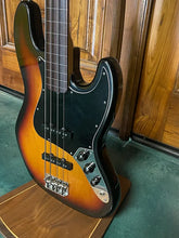 Load image into Gallery viewer, 2001 Fender American Series Jazz Bass Fretless Sunburst (VIDEO DEMO)
