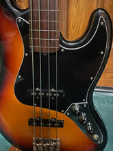 Load image into Gallery viewer, 2001 Fender American Series Jazz Bass Fretless Sunburst (VIDEO DEMO)
