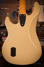 Load image into Gallery viewer, G&amp;L L-2000 Bass 1983 Vintage White
